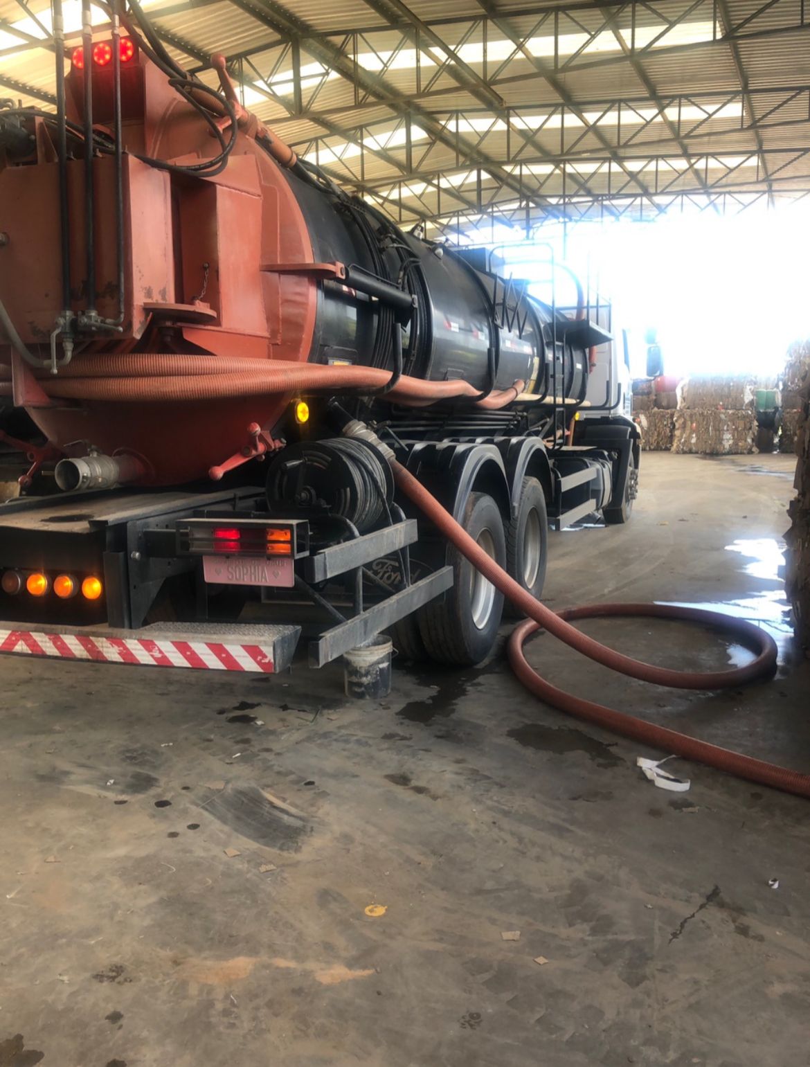 Caixa de gordura entupida com resíduos